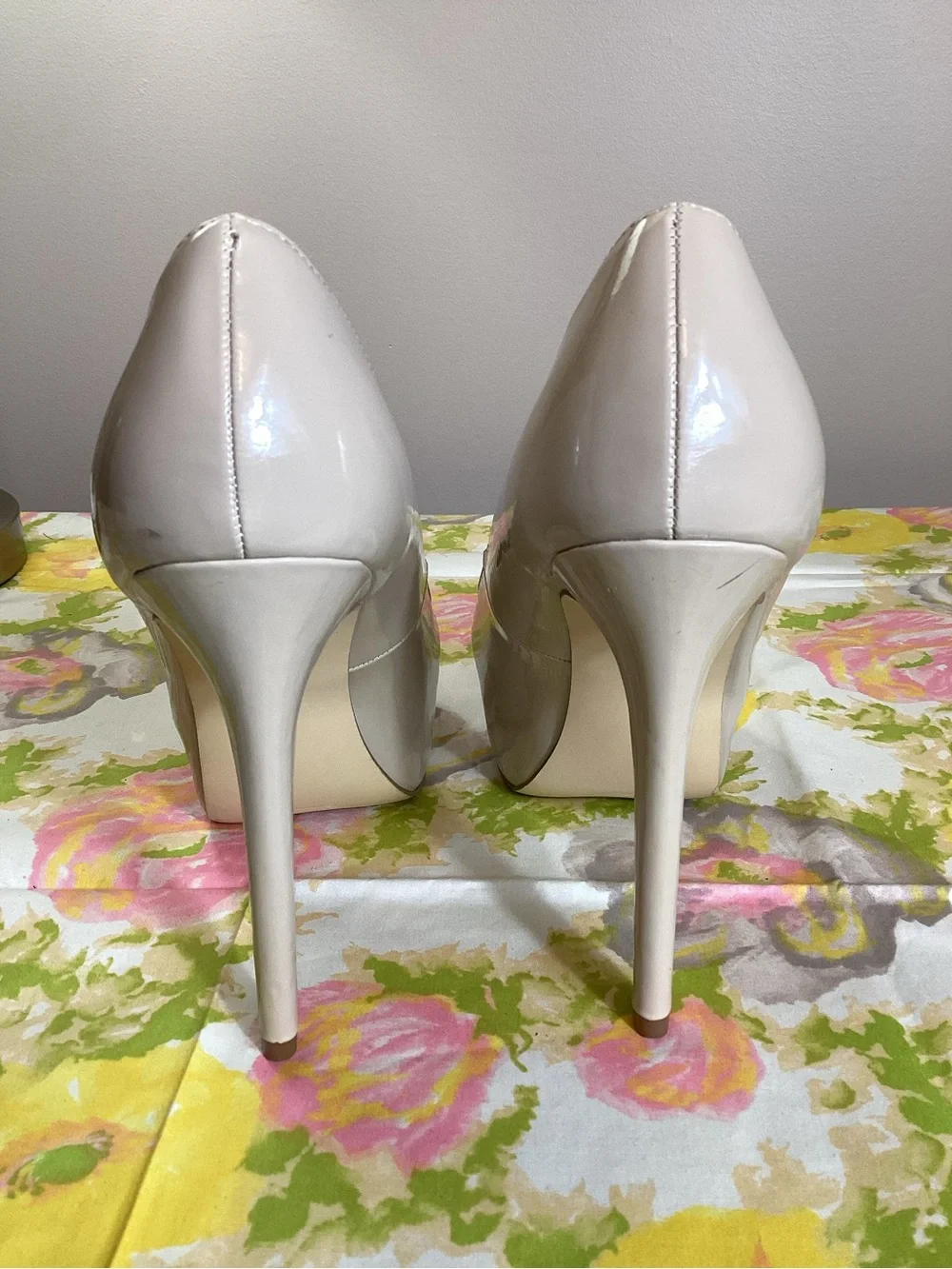 G by Guess Nude Patent Platform Pumps Heels Size 8.5 | Floral Lining | NWOT